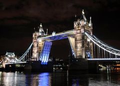 Removal of Olympic Rings from Tower Bridge